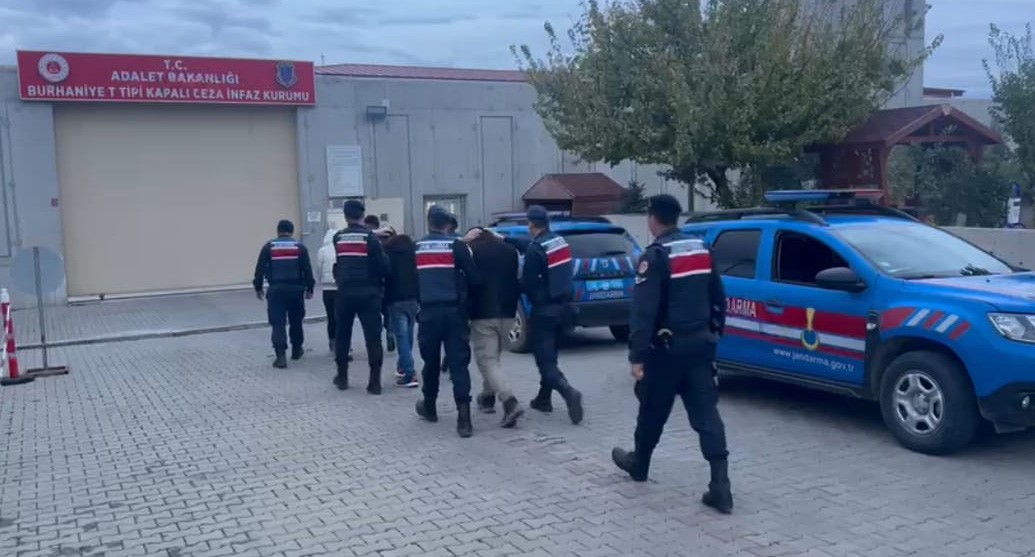 Balıkesir'de kaçak göçmen ve organizatörler yakalandı