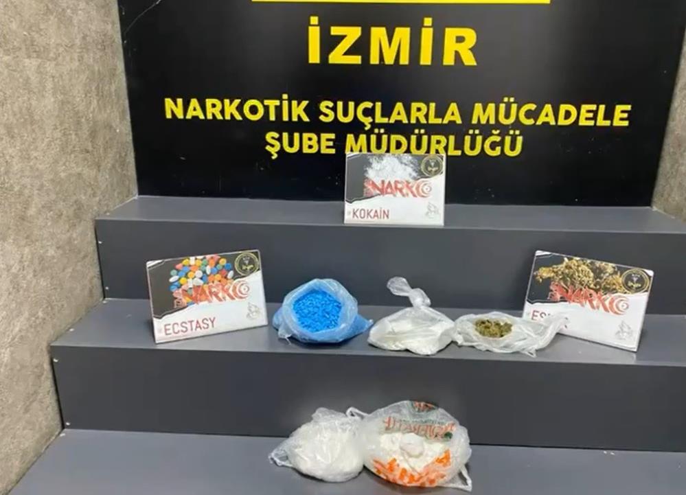 İzmir'de durdurulan araçtan 2 kiloya yakın kokain ele geçirildi