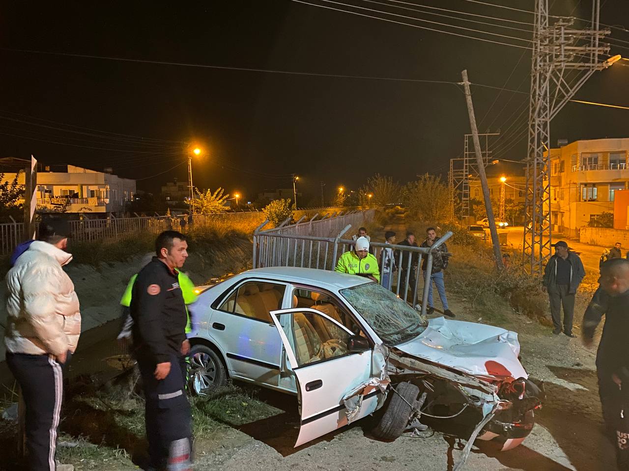 Adana'da otomobilin yayalara ve bariyere çarpması sonucu 4 kişi yaralandı
