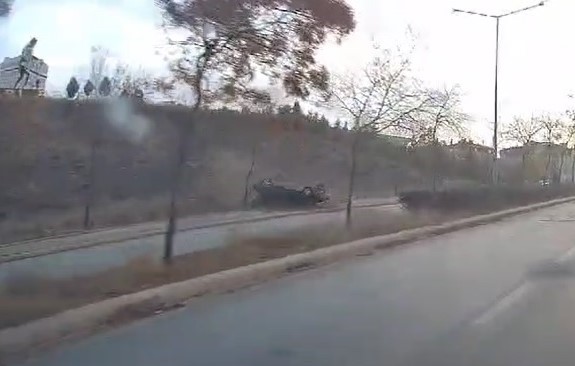 Eskişehir'de viraja hızlı giren otomobil takla attı