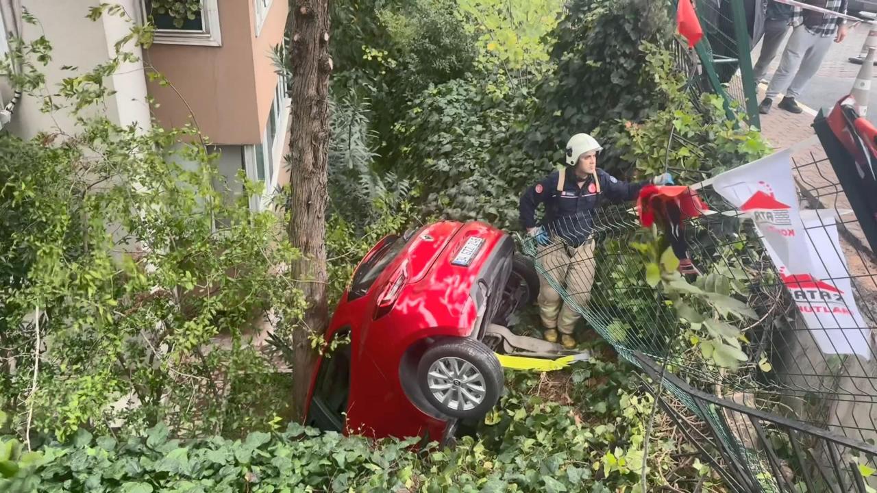 Otomobil 4 metre yükseklikten bahçeye düştü