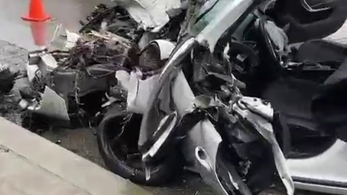 Hurdaya dönen otomobilde sıkışan kadın sürücü yaralandı