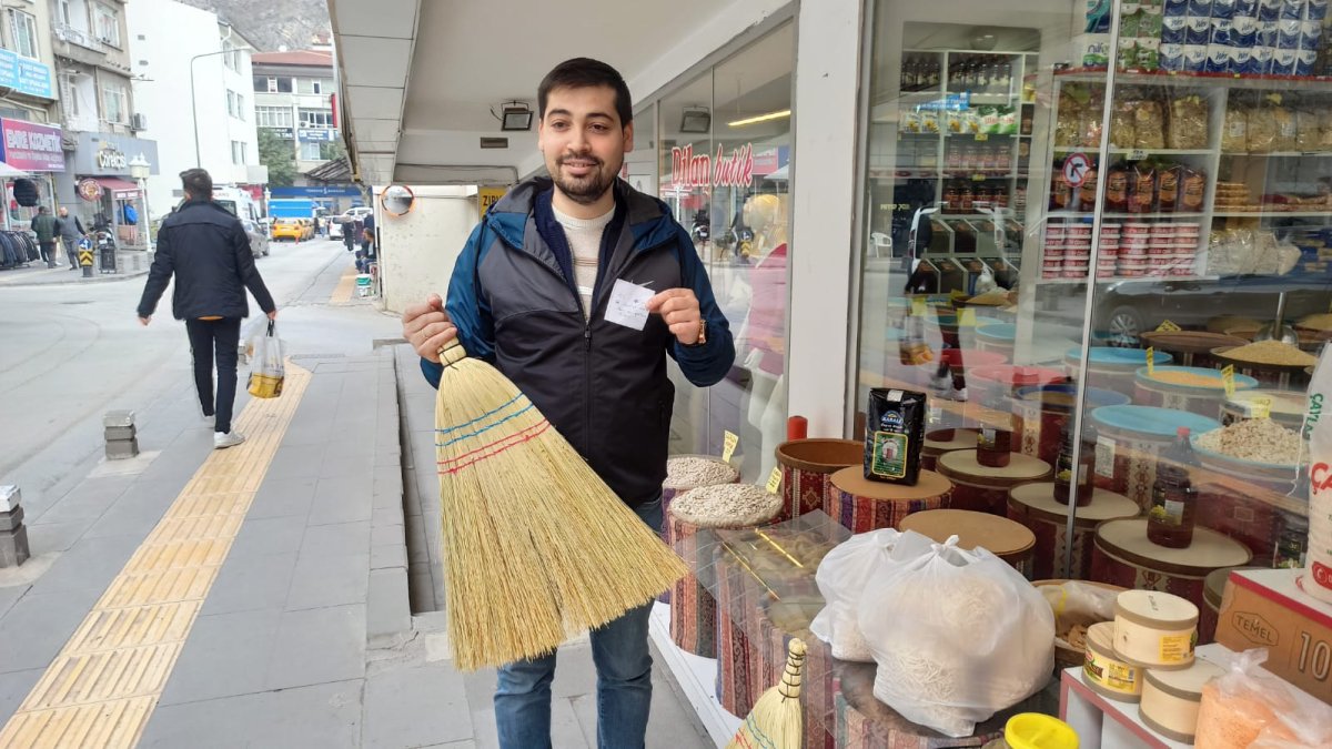 Kapalı dükkanın önünden aldığı süpürgenin parasını göndermek için not bıraktı