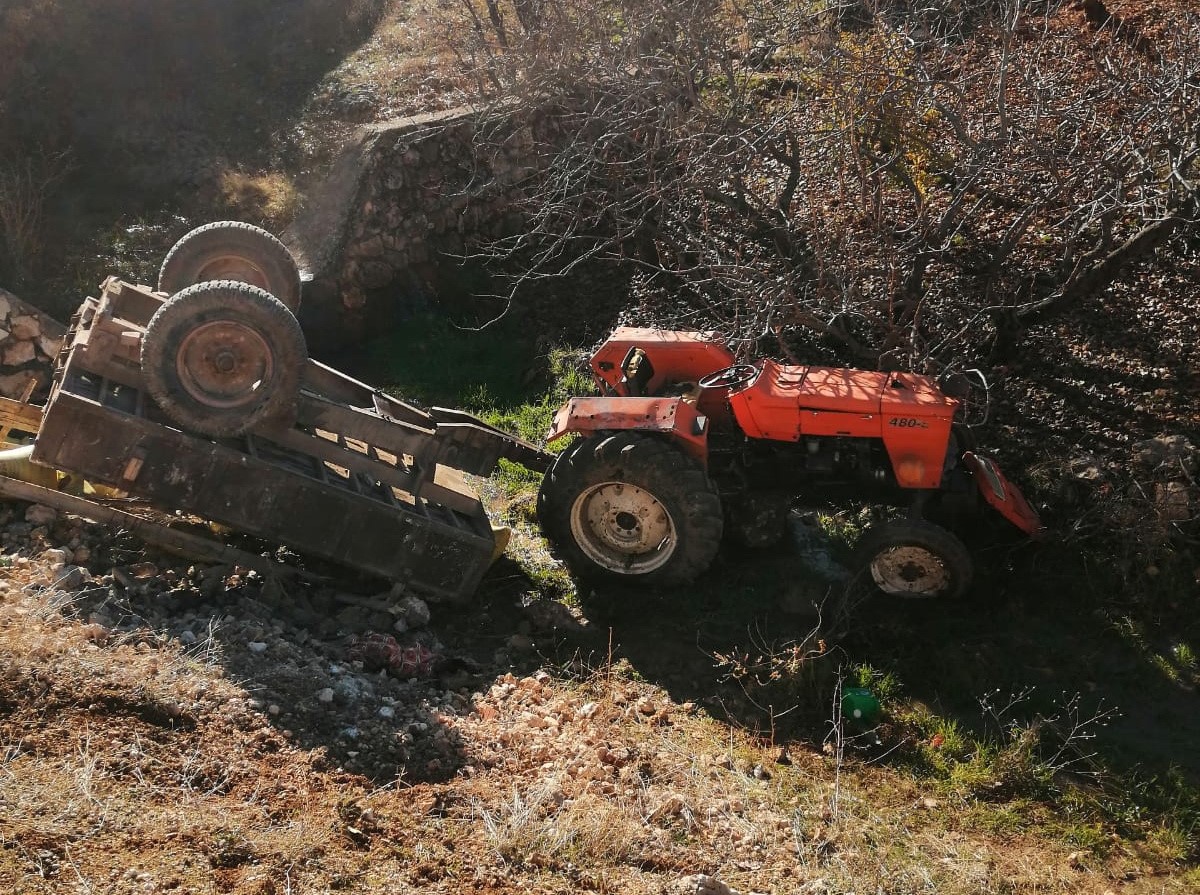 Şarampole devrilen traktör sürücüsü yaralandı