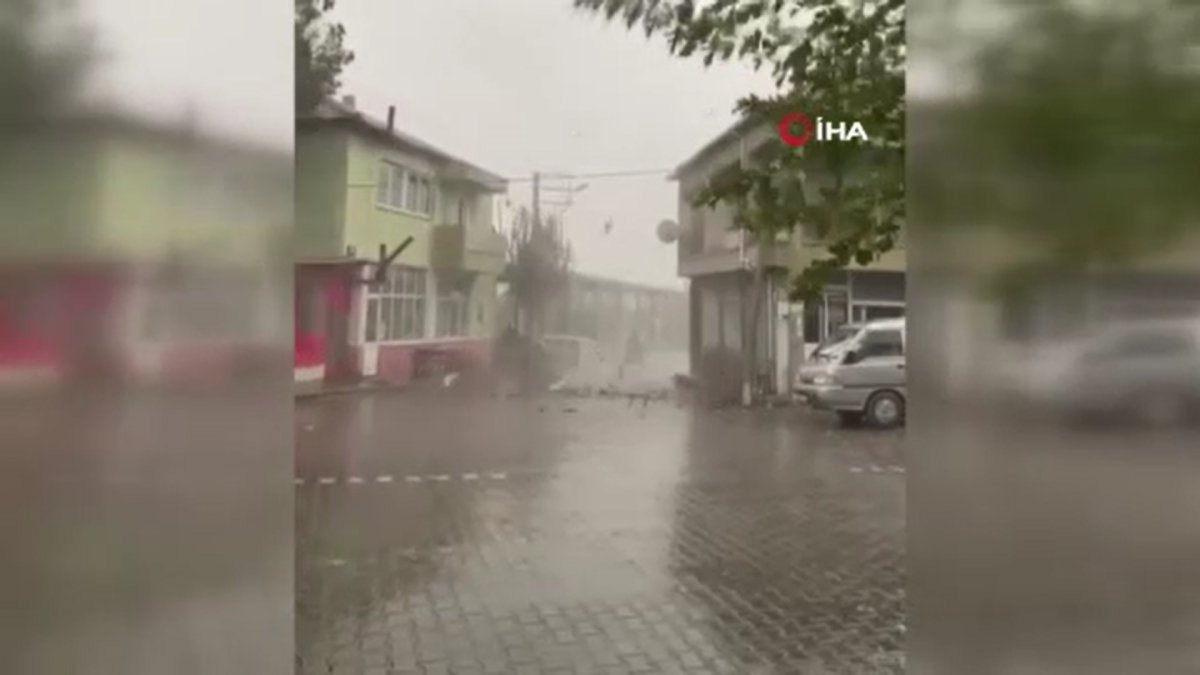 İzmir'de şiddetli fırtına çatıyı uçurdu