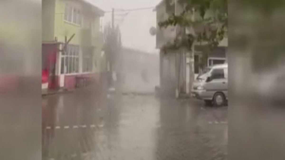 Şiddetli fırtına İzmir’de hayatı felç etti