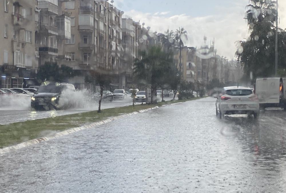 Antalya yağmura teslim Yollar göle döndü