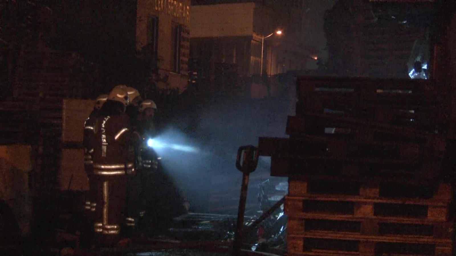 Tuzla'da bir iş yeri alev alev yandı