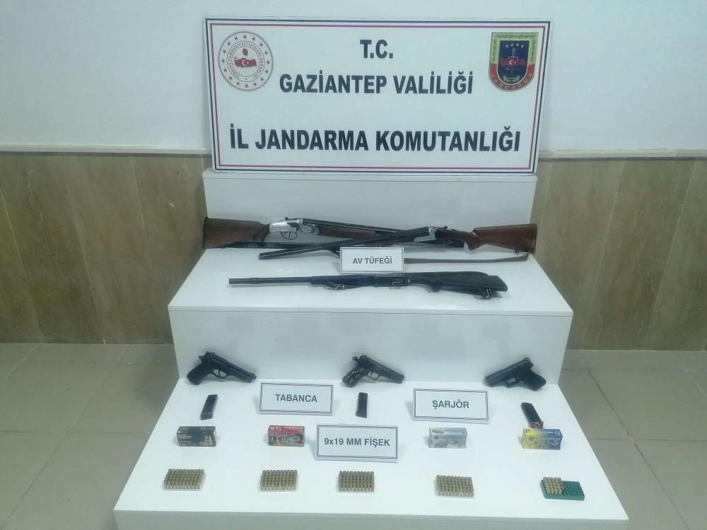 Gaziantep'te kaçak 5 tabanca ile 3 av tüfeği ele geçirildi