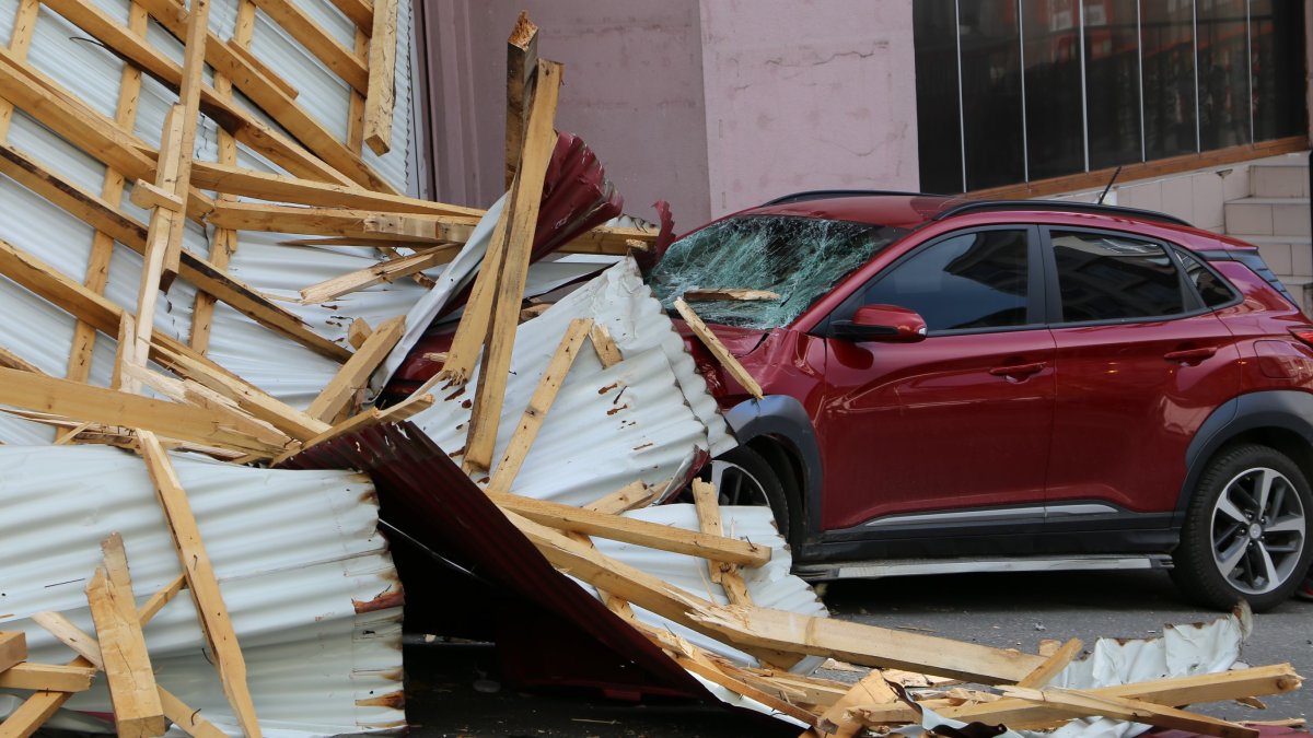 Giresun’da şiddetli rüzgar nedeniyle çatılar uçtu motosiklet sürücüsü uçan çatının altında kaldı