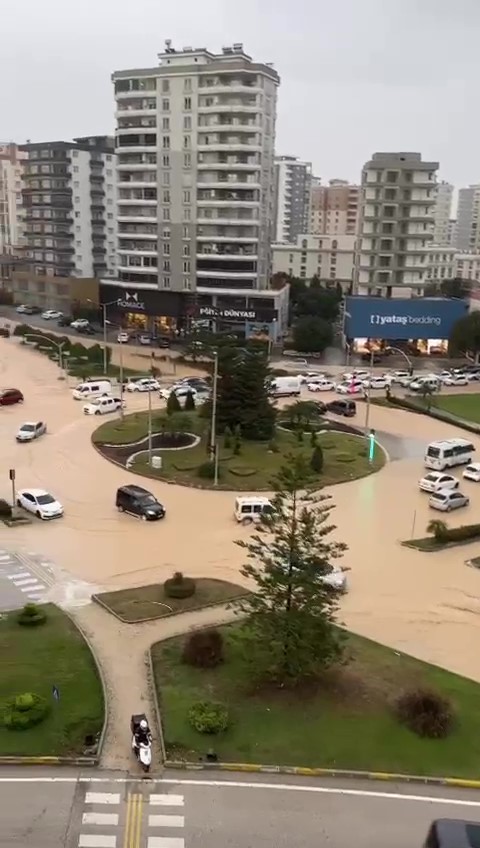 Adana'da yollar nehre döndü