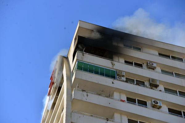Adana'da, 14 katlı apartmanda yangın çıktı