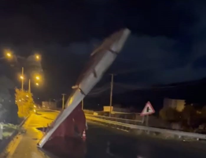Malatya'da şiddetli fırtına çatıyı uçurdu