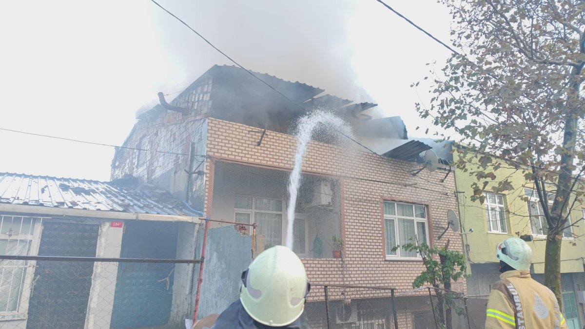 Sultangazi'de 2 katlı binanın çatı katından alevler yükseldi