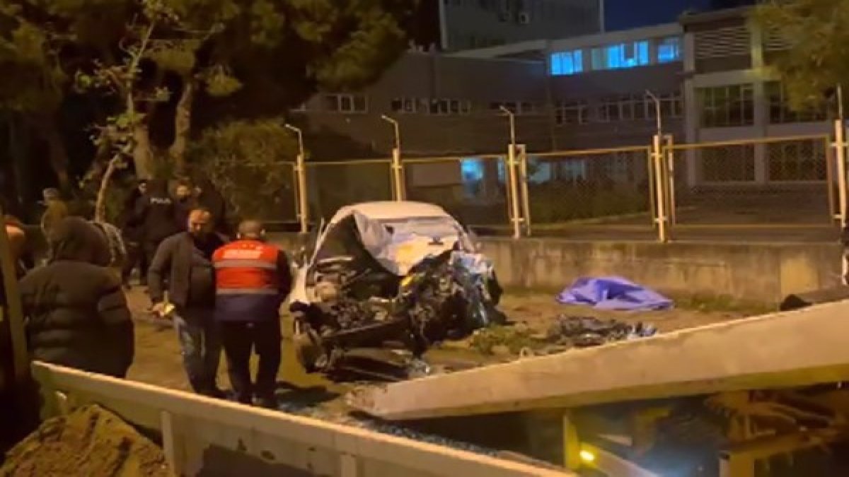 İzmir'de belediye otobüsü ile otomobil kafa kafaya çarpıştı 1 ölü
