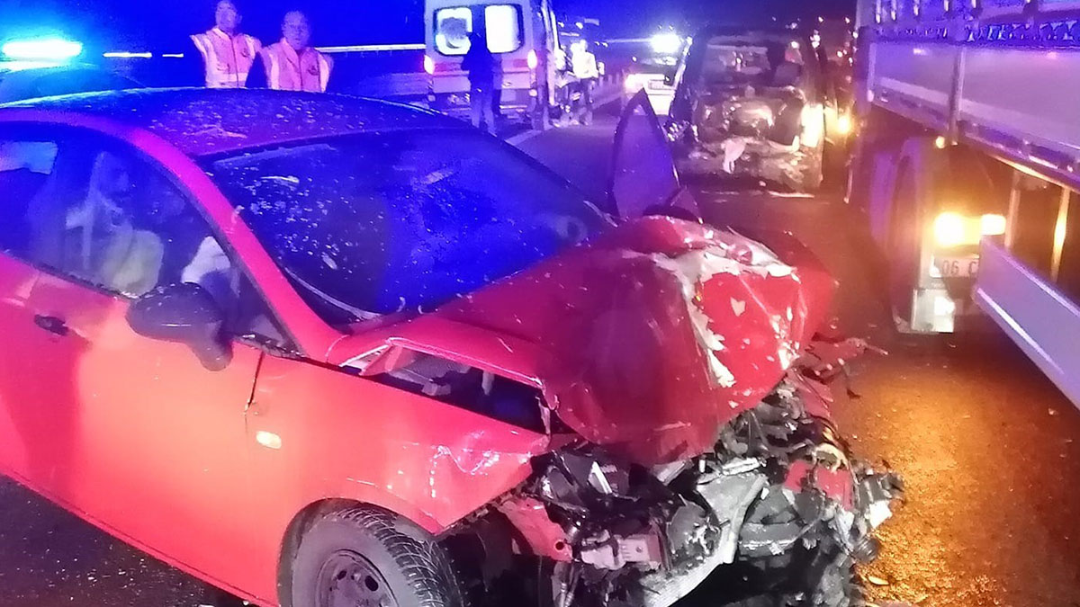 Anadolu Otoyolu'nda 4 araç birbirine girdi '8 yaralı'