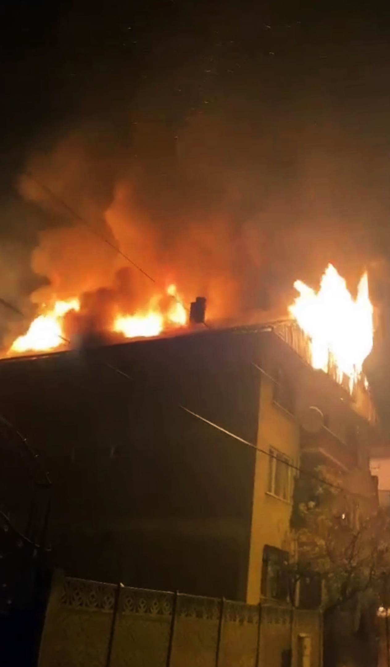 Gevye'de binanın çatısı alev alev yandı