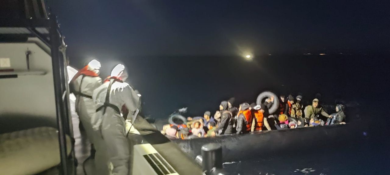 İzmir'de 47 göçmen kurtarıldı