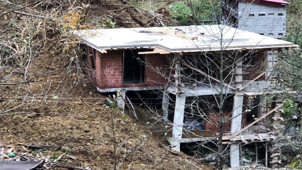 Arhavi’de heyelan Ev zarar gördü otomobil toprak altında kaldı