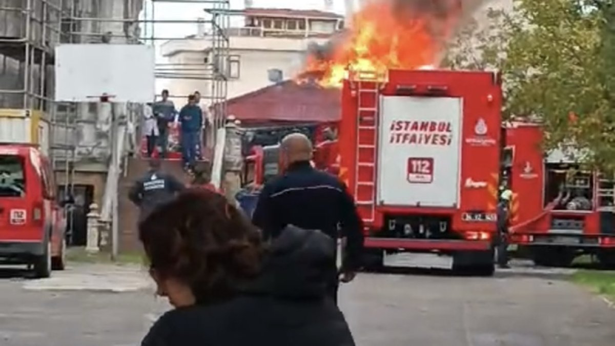 Üsküdar'da tarihi köşk içerisindeki marangozhanede yangın çıktı