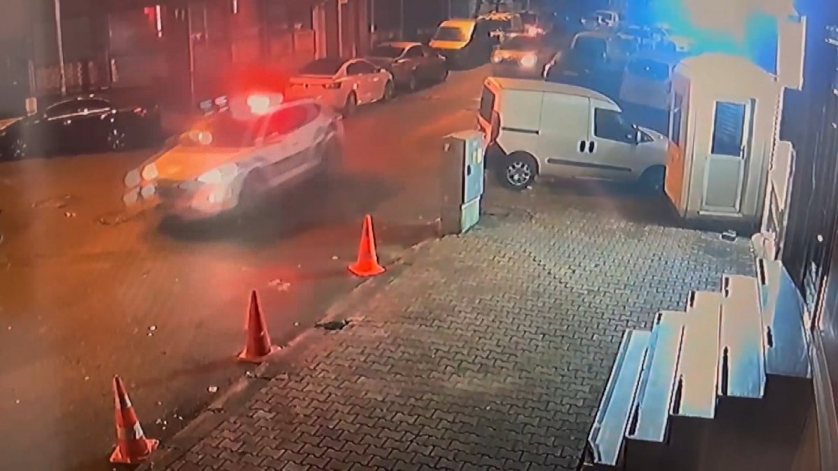 Sultangazi'de otomobile silahlı saldırı 3 yaralı