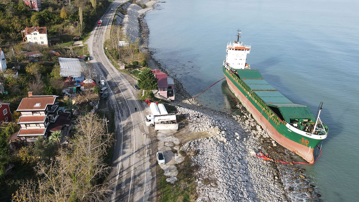 Kastamonu'da karaya oturan geminin yakıtı tahliye ediliyor
