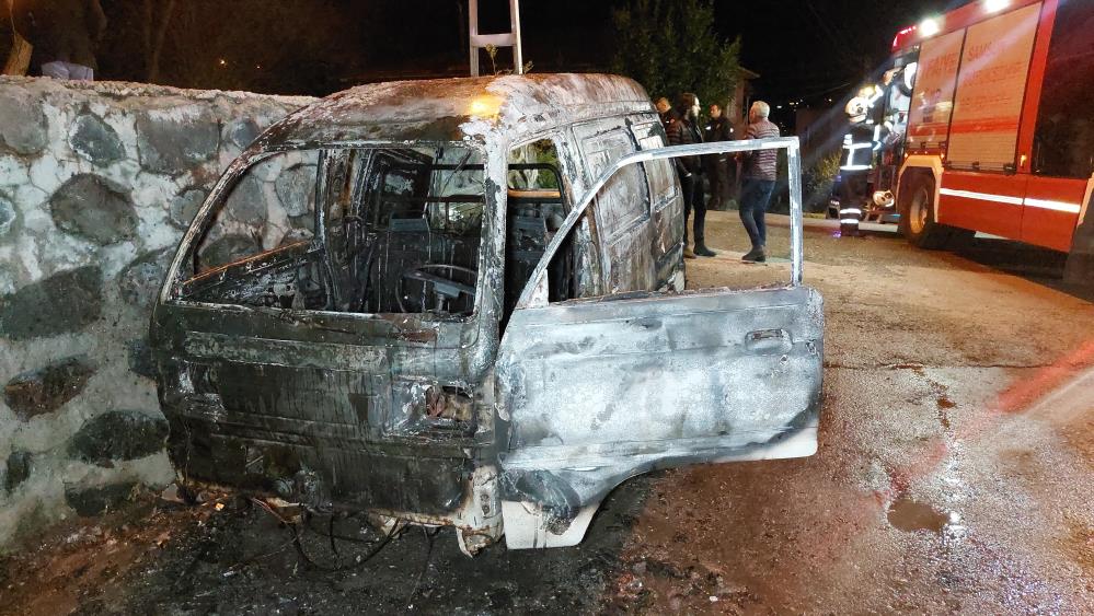 Samsun'da park halindeki araç yandı