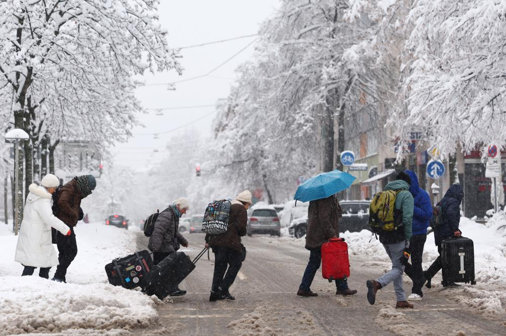 Almanya'yı kar yağışı vurdu: 760 uçuş iptal edildi