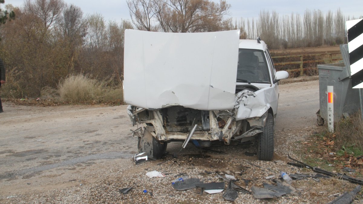 Konya'da kaza yapan otomobil dere yatağına düştü 7 yaralı