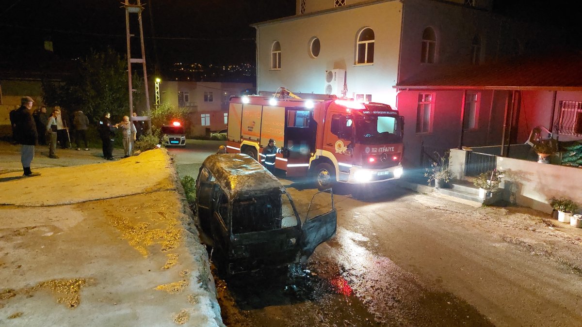 Samsun'da park halindeki araç cayır cayır yandı