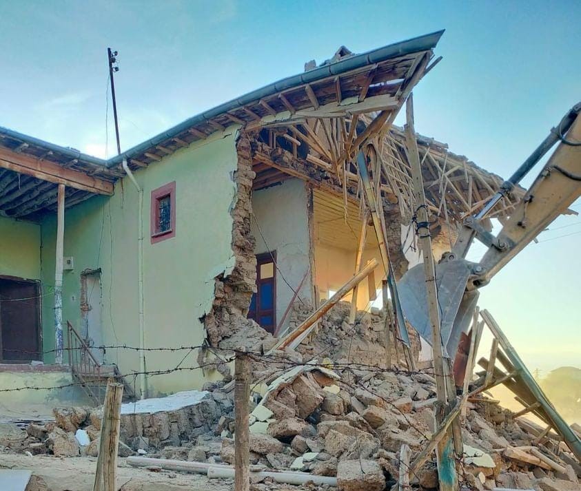 Malatya'daki ağır hasarlı evler yıkılıyor