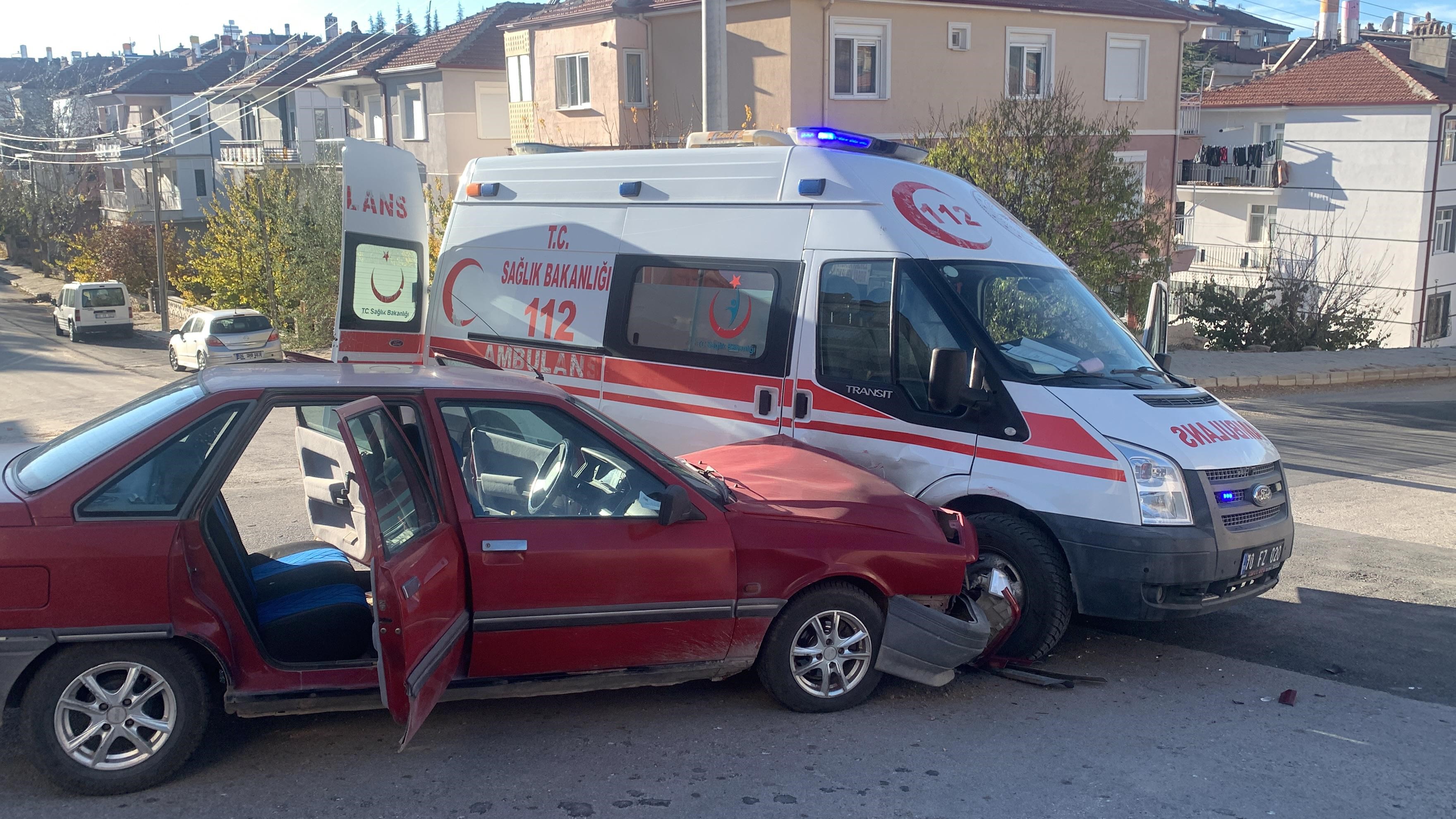 Karaman'da ambulans ile otomobil çarpıştı
