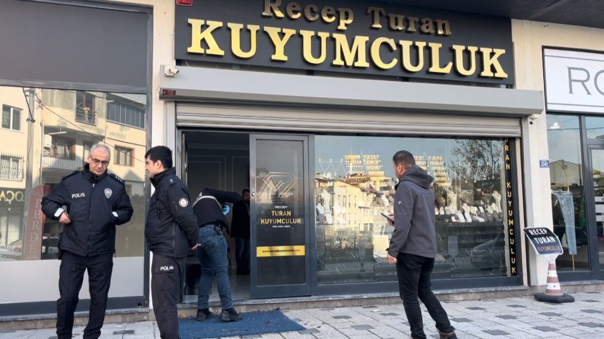 Bursa'da kar maskeli ve silahlı kuyumcu soygunu