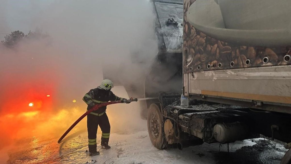 Kırklareli'de kamyon alev alev yandı