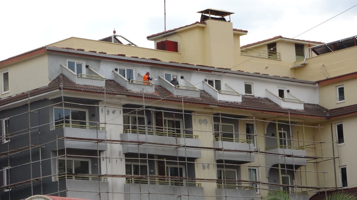 Çatıda tadilat yapan inşaat işçisi 21 metreden düşerek yaşamını yitirdi