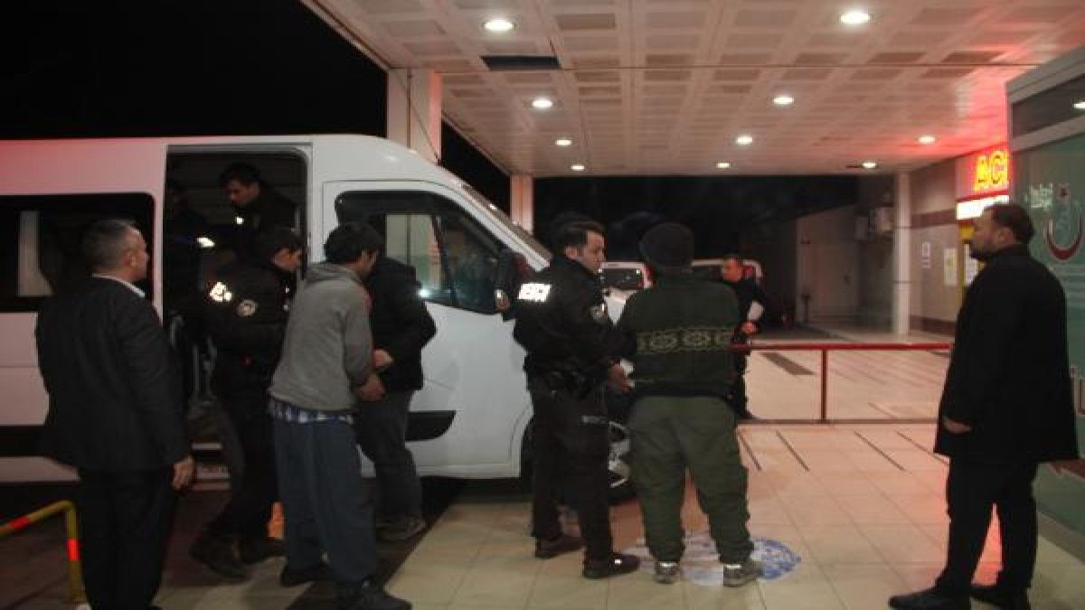 Tır dorsesinden 61 kaçak göçmen çıktı