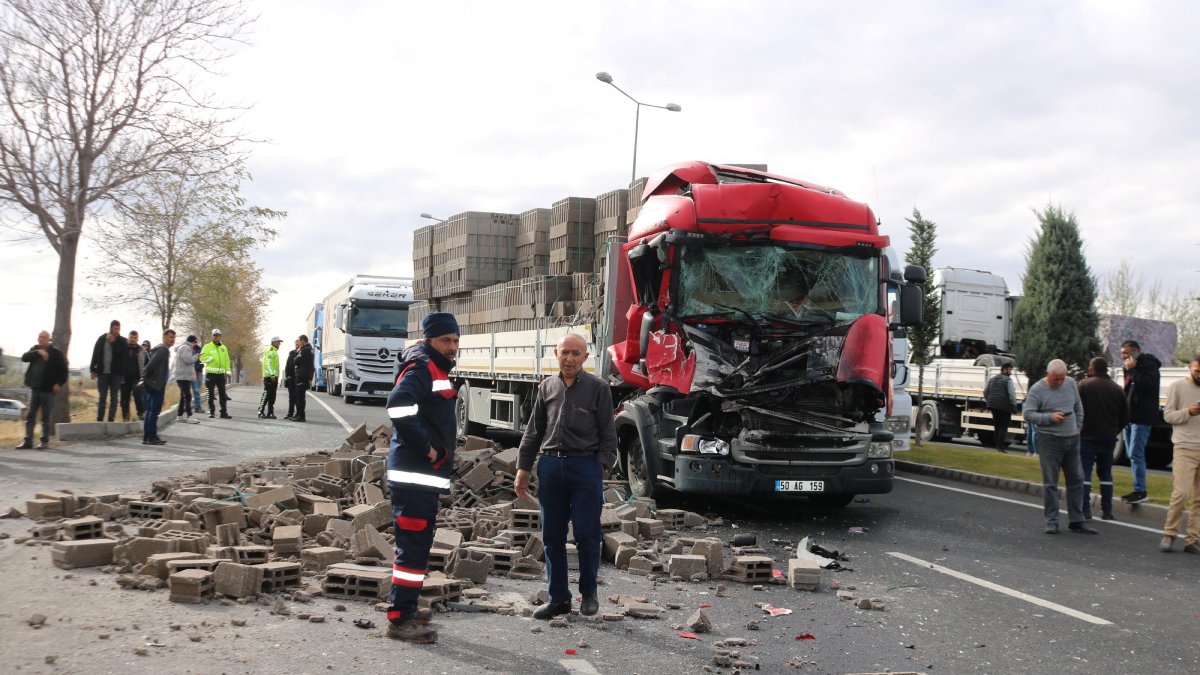 Nevşehir'de 3 aracın karıştığı zincirleme kaza 2 yaralı