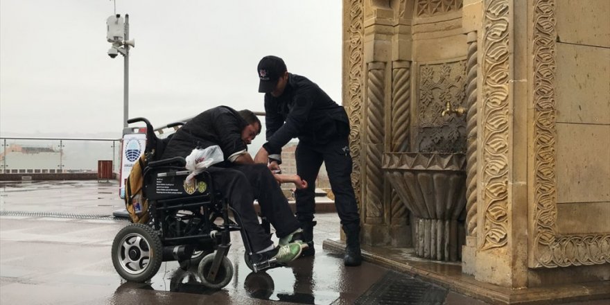 Abdest almakta zorlanan engelliye polis yardım etti