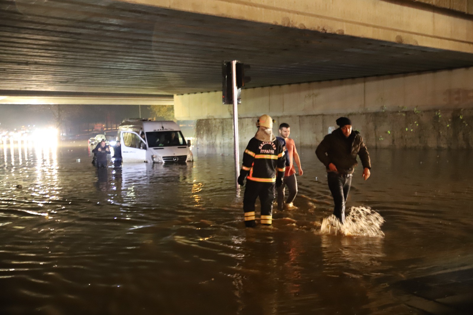 Gaziantep'te su baskını 5 araç mahsur kaldı