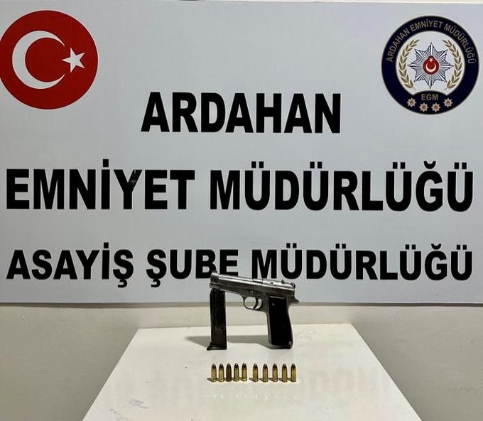 Ardahan'da ruhsatsız silah ve uyuşturucu operasyonu: 3 gözaltı