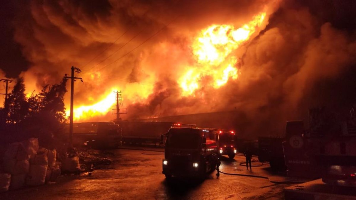 Kocaeli'de lojistik fabrikasında yangın