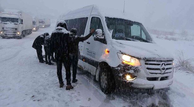 Hakkari Valiliği sürücüleri kar yağışı konusunda uyardı