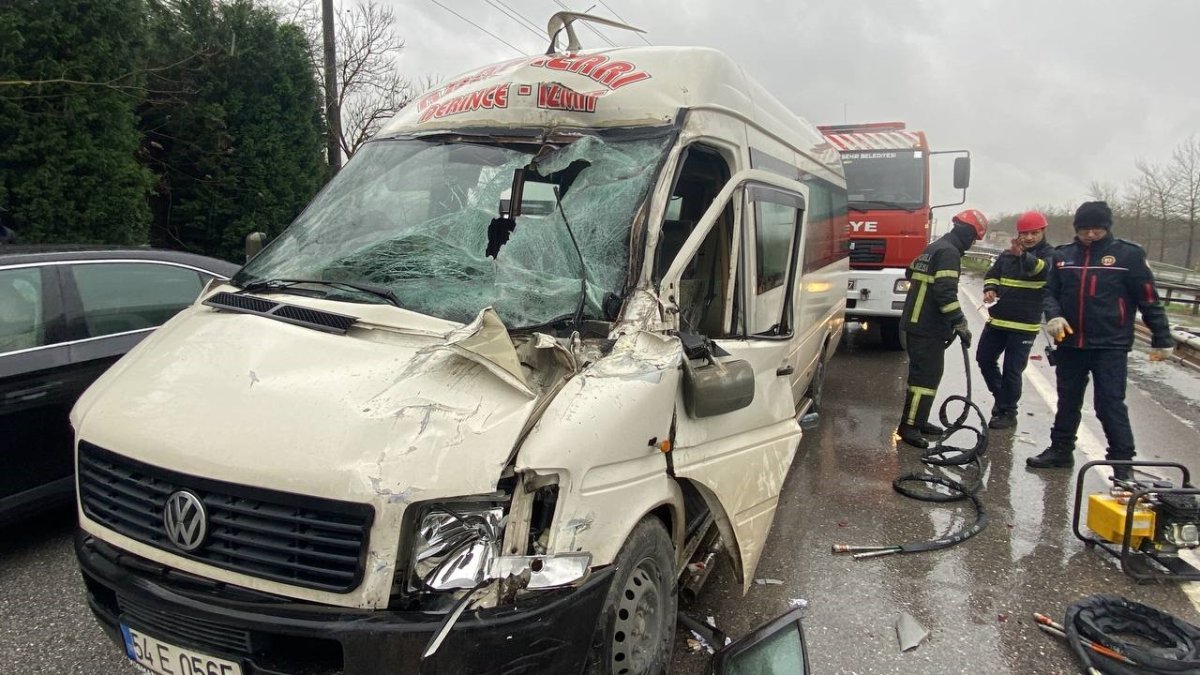 Yolcu minibüsü kamyona arkadan çarptı '2 kişi yaralandı'