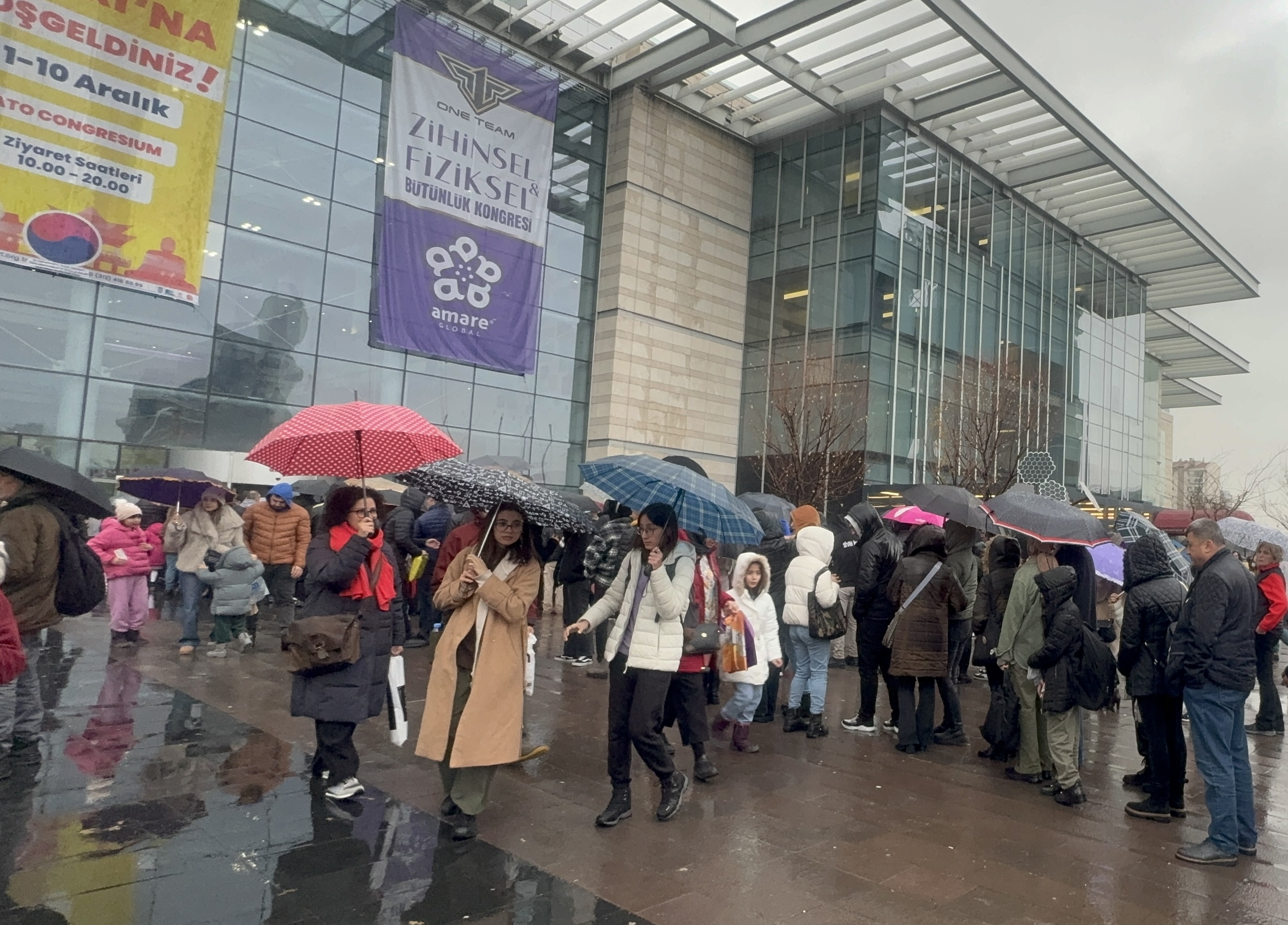 Ankara Kitap Fuarı'nda yağmura rağmen yoğunluk