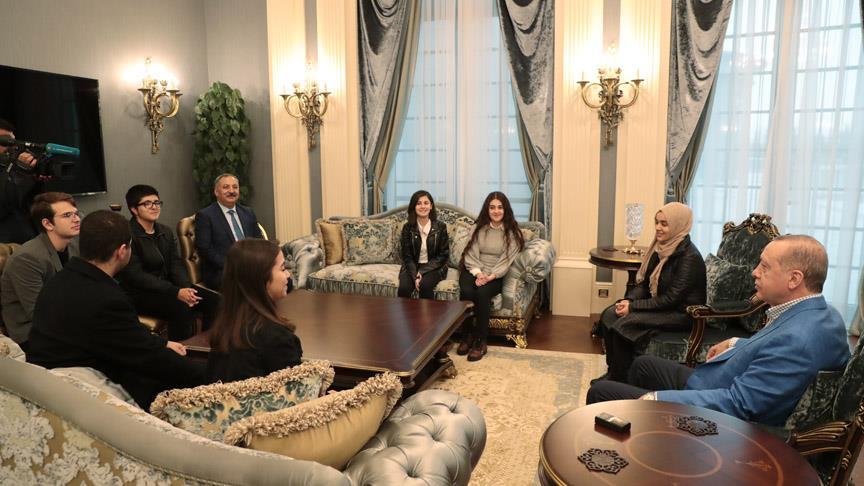 Çaya davet ettiği öğrencileri Külliye'de ağırladı