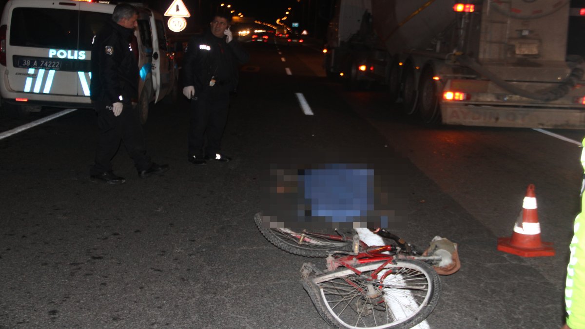 Otomobilin çarptığı bisikletli olay yerinde hayatını kaybetti