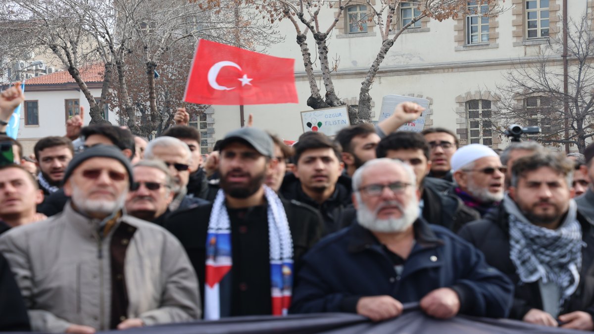 Konya'da binlerce kişi İnsan Hakları Günü'nde Filistin için yürüdü