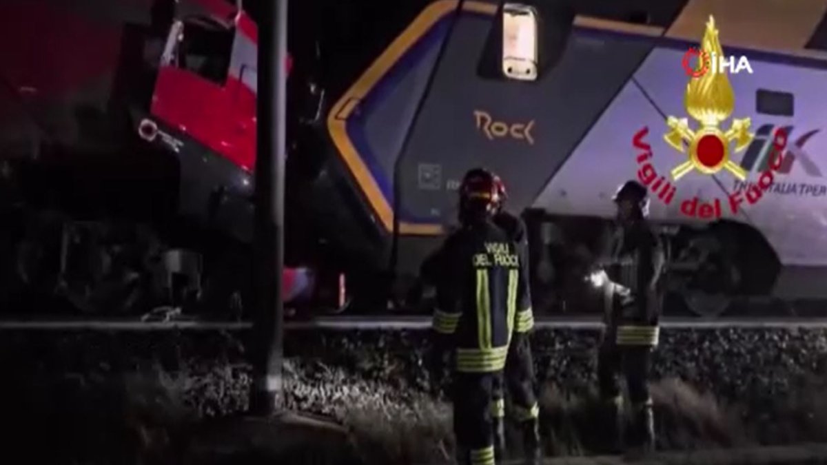 İtalya'da iki tren kafa kafaya çarpıştı