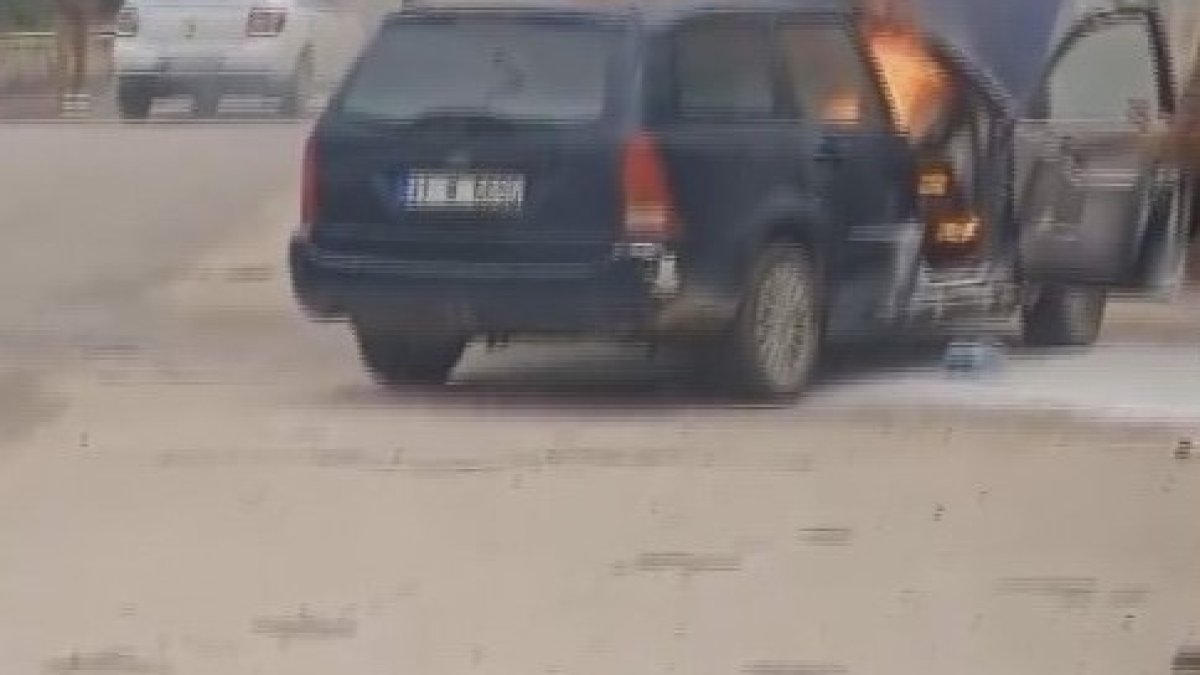 Hatay'da seyir halindeki otomobilde yangın