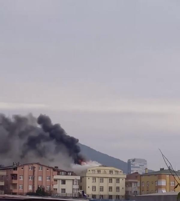 Ataşehir'de 4 katlı binanın çatı katında yangın  çıktı